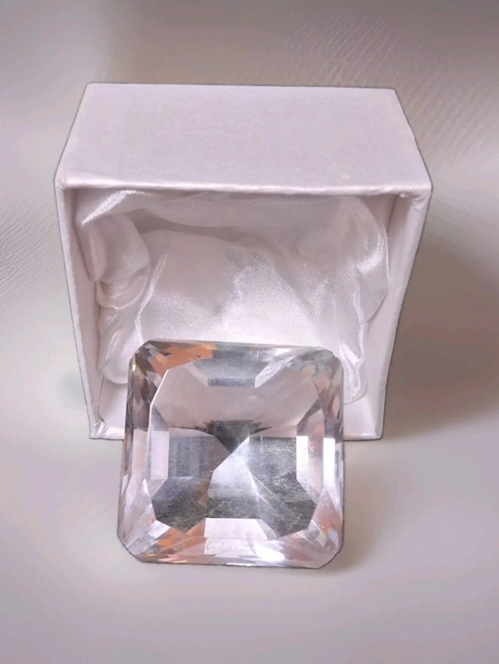 NIB Oleg Cassini Crystal Paperweight Diamond Asscher 2
